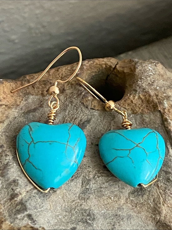 Handmade Jewelry - NEW Handmade Gold Tone Hook Turquoise HOWLITE Heart Drop EarringS